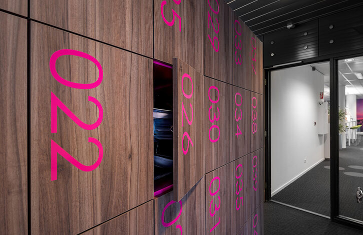 Maatwerk houten lockers met centraal sluitsysteem en touchscreen CZ zorgverzekeringen lr 13