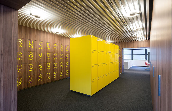 Maatwerk houten lockers met centraal sluitsysteem en touchscreen CZ zorgverzekeringen lr 7