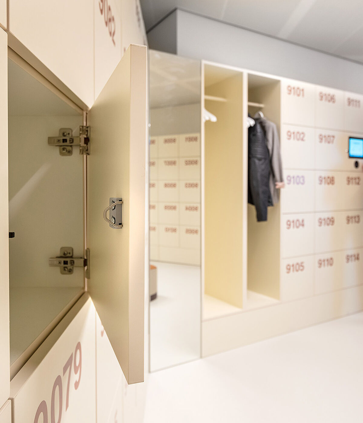 Maatwerk houten lockers met centraal RFID sluitsysteem Bijenkorf lr 1