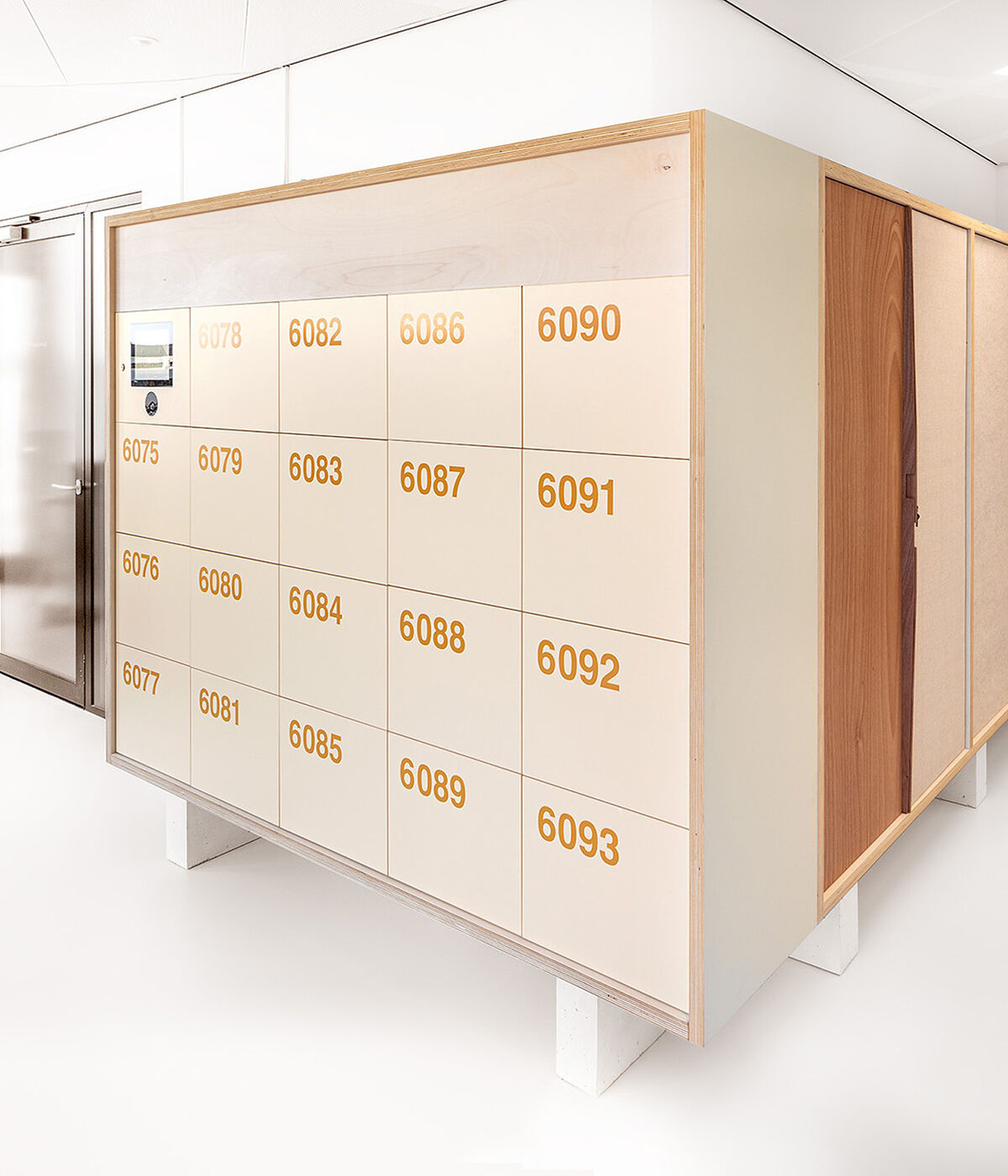 Maatwerk houten lockers met centraal RFID sluitsysteem Bijenkorf lr 13