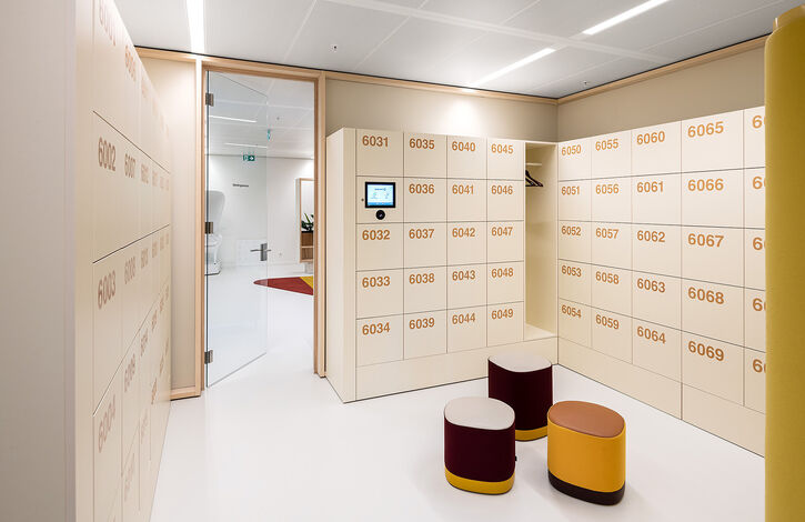 Maatwerk houten lockers met centraal RFID sluitsysteem Bijenkorf lr 7